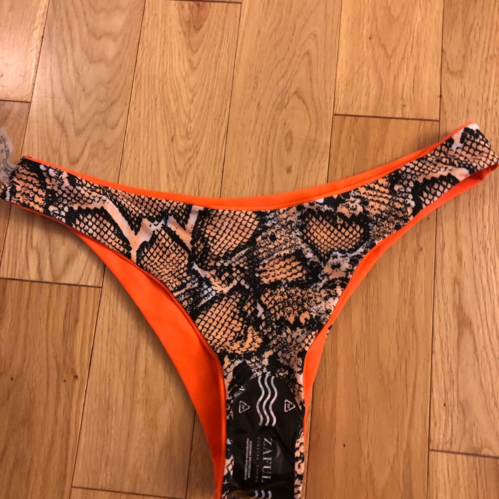 Snakeskin bikini - Picture 5 of 6